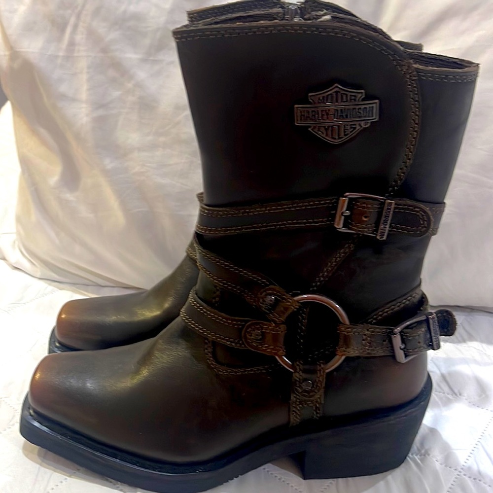 Like new womens Harley Davidson leather boot.